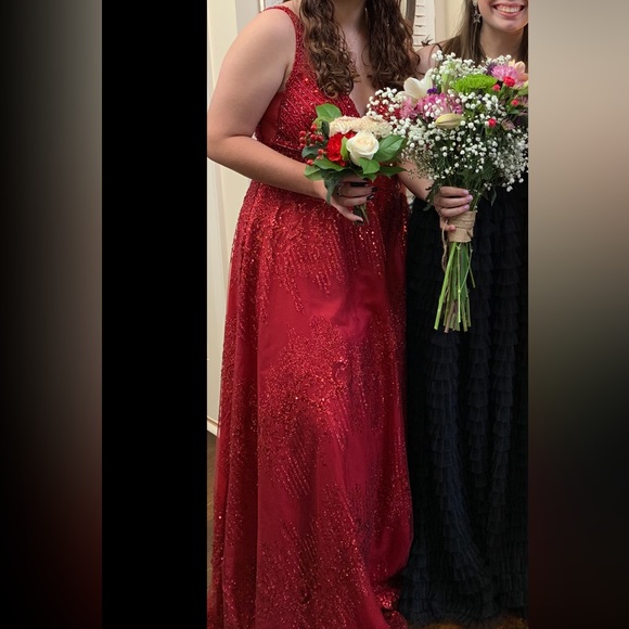 LONG RED PROM DRESS SIZE 6 - Picture 4 of 6